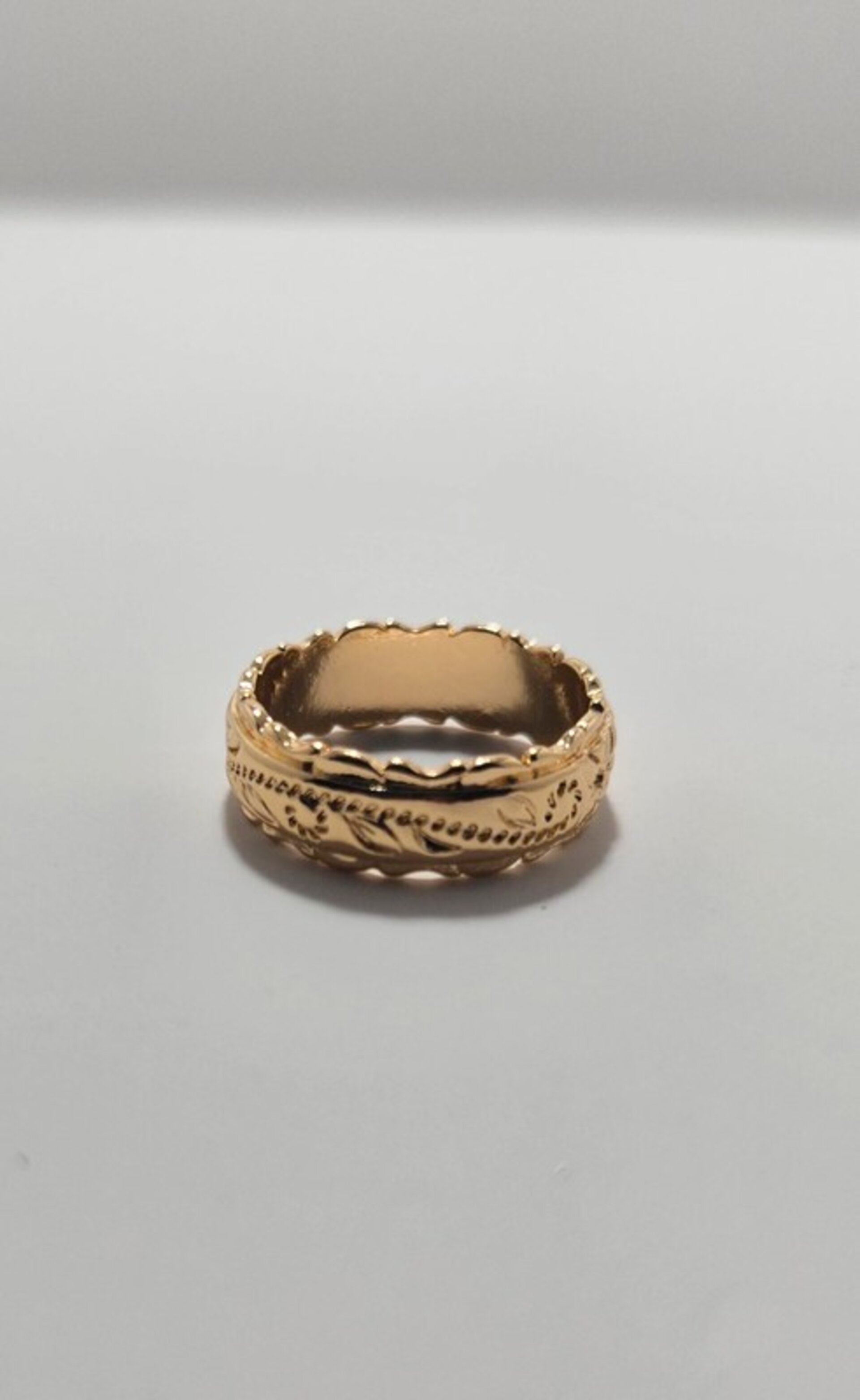 Anillo chapado en oro 14K con grabado floral - 6